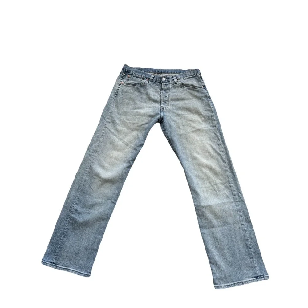 New‎ Levi's Men's 501 32 / 30 Straight Fit Jeans Light  Wash Blue Button Fly